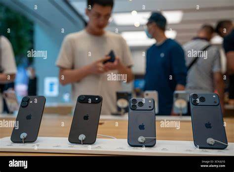 随着iPhone 17的正式发布和上市,苹果公司迎来了又一波市场热潮。苹果股价应声上涨,投资者信心大增,科技行业再次聚焦这款备受期待的智能手机。本文深入分析了iPhone 17的创新亮点、市场反响以及对苹果整体业务和股价的影响。
