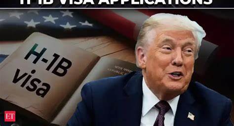 总统特朗普签署最新行政令,宣布将H-1B签证申请年费大幅提高至10万美元,并推出高额"金卡"及"铂金卡"签证路径,旨在限制低薪外籍劳工输入,推动更多美国本土人才培训,政策引发科技界与法律界广泛关注。
