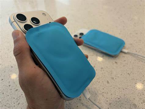 介绍一种利用MagSafe技术结合冰袋降低iPhone温度,从而加速设备恢复和数据传输的创新技巧,详细探讨背后的科学原理及实际应用效果。
