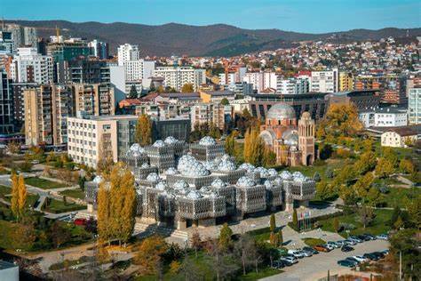 科索沃,这个位于巴尔干半岛的小国,以其丰富的历史、独特的文化和壮丽的自然风光吸引着世界的目光。从其现代独立历程到多民族融合的社会结构,科索沃展现了复杂而多元的面貌,同时也展现出充满活力的文化传统和经济发展潜力。
