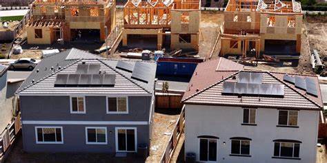 随着抵押贷款利率降至近一年最低水平,房地产市场的走向再次成为焦点。本文深入分析当前利率变化对住房市场的影响,并探讨未来走势与潜在机遇,为购房者和投资者提供重要参考。
