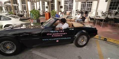 迈阿密海滩为纪念经典电视剧《迈阿密风云》首播41周年举办盛大庆典,回顾剧集对流行文化和城市形象的深远影响,展现其跨越时代的独特魅力和持续吸引力。
