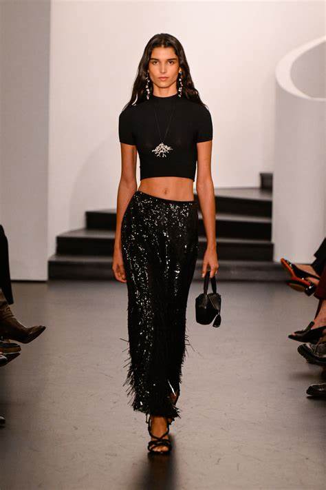 拉尔夫·劳伦公司推出未来三年战略规划,聚焦品牌提升、核心产品驱动及全球城市扩展,致力于塑造独特品牌形象和持续增长。
