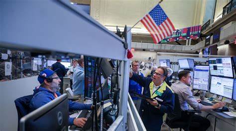 美股自2020年以来经历了超过14万亿美元的涨幅,引发全球金融市场广泛关注。探讨促使这波牛市的美联储政策动因及未来降息可能带来的影响,助力投资者把握市场脉动,优化资产配置。
