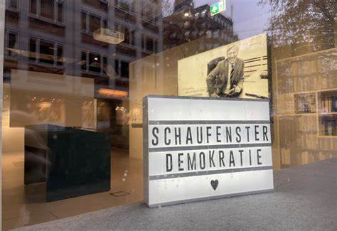 深入探讨联邦总理赫尔穆特·施密特基金会的发展历程、核心使命及其在政治传承与环境保护领域的重要贡献,揭示其如何在当代德国社会中发挥独特作用。
