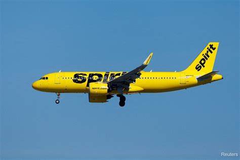 Spirit航空宣布将削减航班容量25%,并计划裁员,以优化业务结构,应对财务困境和市场压力。该举措反映出低成本航空业面临的严峻形势及未来行业发展趋势。
