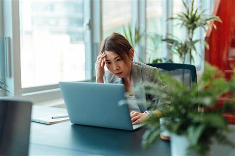 围绕H-1B签证带来的机遇与挑战,帮助企业从战略、合规、财务与人力资源角度系统梳理关键问题与应对路径,便于制定更稳健的人才引进与长期规划。
