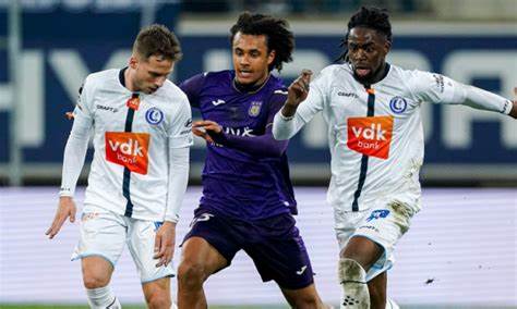 深入解析2025年冬季比利时足球转会市场的最新消息,涵盖主要俱乐部的引援动向、明星球员转会传闻以及对未来联赛格局的潜在影响。文章聚焦于RSC安德莱赫特、布鲁日俱乐部、根克、安特卫普及亨特等球队的转会策略,为球迷及业内人士提供全面参考。
