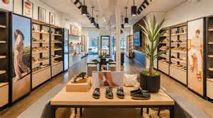 Birkenstock近日公布了其2025年第四季度及全年营收预期上调计划,同时宣布以1800万欧元收购位于德国德累斯顿附近的全新生产设施,标志着其全球生产能力的显著提升和未来发展的强劲动力。本文深入解析Birkenstock的最新业务布局、营收增长策略以及收购对品牌持续扩张的影响。
