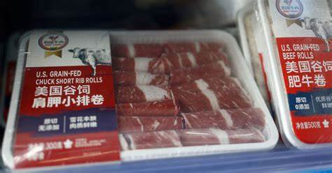 回顾近年中美牛肉贸易变迁,解析特朗普政策与许可调整如何促成澳大利亚抢占中国市场份额,评估对美国牧场、加工企业与全球供应链的影响,并提出可行的缓解与应对策略
