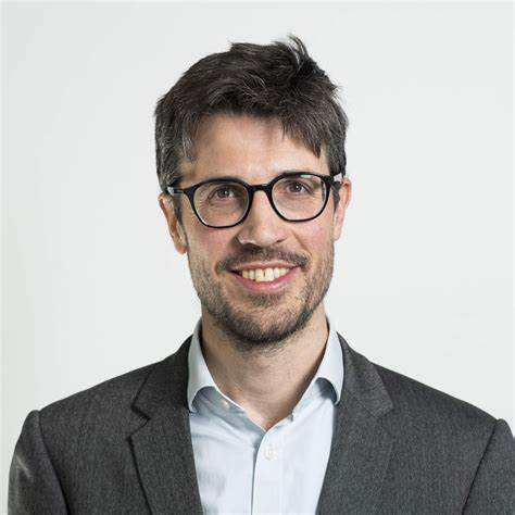 从政策背景、经济传导到产业链调整与政治后果,全面剖析川普提出的25%卡车关税对美国与全球汽车、卡车产业以及相关经济主体的影响与应对策略
