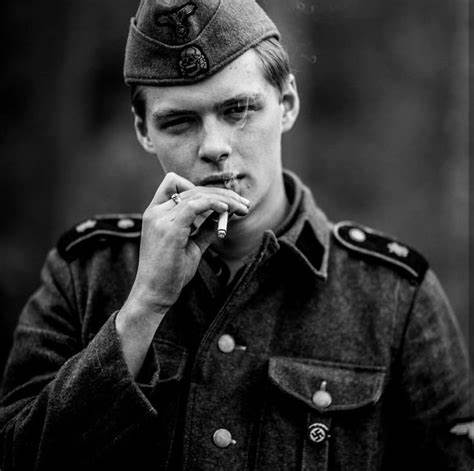 深入探讨纳粹德国的Schutzstaffel(SS),从其诞生背景、组织发展、领袖人物,到其在历史中的角色和影响,透视一个曾经改变世界进程的军事与政治力量。
