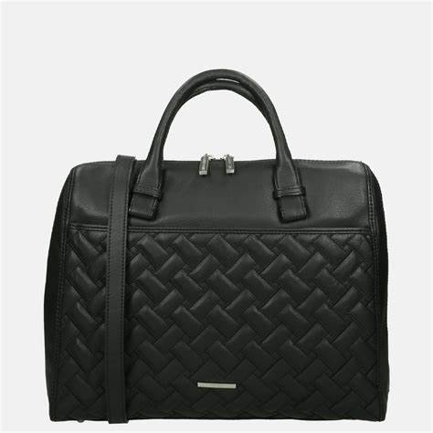 黑色包包作为时尚界的经典单品,因其百搭性和实用性受到众多消费者的青睐。本文深入探讨了黑色包包的多样款式、选择技巧以及搭配建议,帮助你轻松找到适合自己的理想包款。
