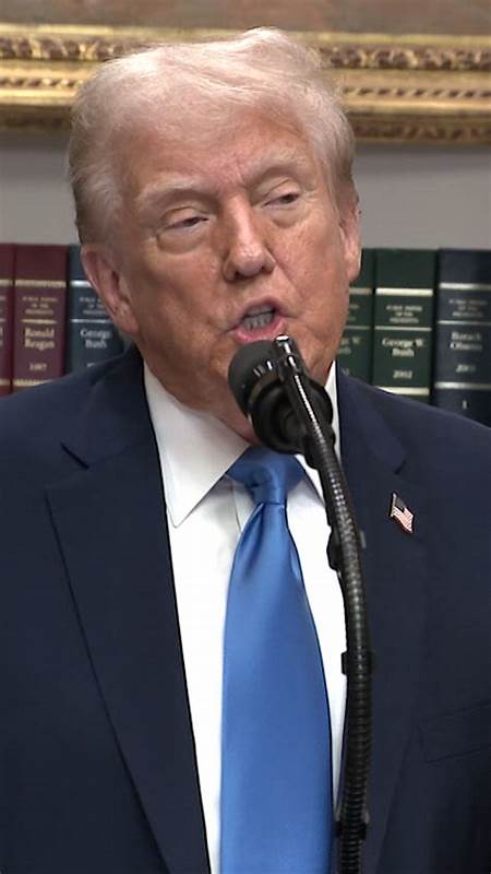 近期,特朗普政府即将发布一项重要声明,探讨孕期使用常用止痛药泰诺(含对乙酰氨基酚)与儿童自闭症之间可能存在的关联。这一消息引发了公众和医学界的广泛关注与争议,围绕对乙酰氨基酚的安全性和孕妇用药指南展开了深入讨论。
