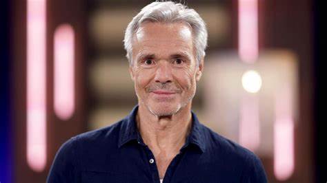 德国知名演员兼环保活动家哈内斯·耶尼克携手ZDF继续打造深具影响力的环保纪录片系列。本次新作聚焦地球之根基 -  - 土壤,深入探讨土壤退化对生态环境和人类健康的影响,传递环保紧迫性并呼吁社会共同行动。通过丰富的科学调研和专家访谈,展现未来可持续发展的关键所在。
