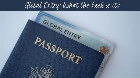 了解全球入境(Global Entry)计划如何帮助国际旅客快速通关美国机场,涵盖资格条件、申请流程、与TSA PreCheck的区别以及最新技术应用,助您轻松畅游美国。
