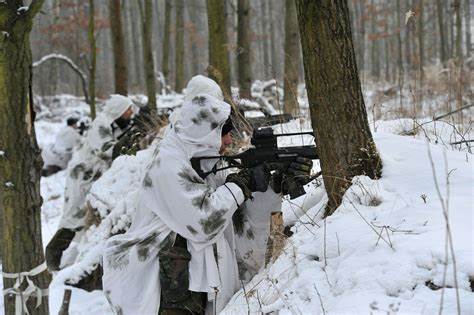 在德国萨克森-安哈尔特州的时间泽森林军事训练场地,士兵们成功阻止一名疑似间谍男子进入,引发了关于国家安全和军事设施保护的广泛讨论。该事件不仅凸显了军事基地的防护重要性,也提醒公众重视军地安全和情报防范工作。
