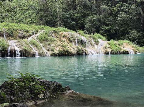 塞穆克·昌佩位于危地马拉阿尔塔韦拉帕兹省,是一处独特的石灰岩天然桥,下面流淌着卡哈邦河,上方则是层叠的碧蓝泳池,成为游客心中的绝佳天然泳场。探访这个隐藏在丛林深处的自然圣地,体验原始生态与壮丽景观的完美结合。
