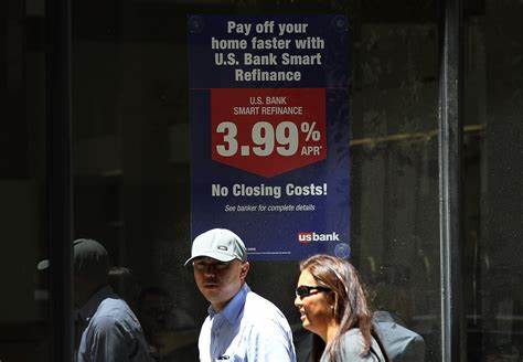 随着美国利率下调预期升温,越来越多的房主选择抓住时机进行房贷再融资,贷款申请量激增,这一现象对美国住房市场和经济产生深远影响。
