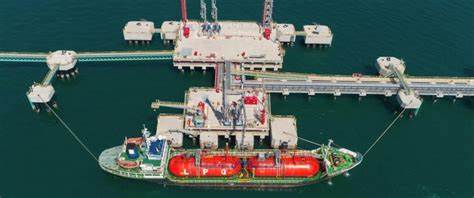 意大利能源巨头Eni将科特迪瓦近海Baleine油气项目30%股份出售给全球最大独立油气贸易商Vitol,对当地能源产业、区域合作与国际上游资本流动带来深远影响。文章解析交易背景、Eni的"双重勘探模式"、Vitol的战略意义、对科特迪瓦经济与能源安全的影响,以及对西非油气市场与全球能源贸易格局的潜在影响。
