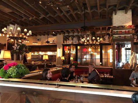 探索位于曼哈顿下东区的Dirty French餐厅,感受由著名厨师Rich Torrisi带来的独特法式料理体验。本文深入解析其食物风格、用餐环境及背后的Major Food Group如何打造令人难忘的餐饮盛宴。
