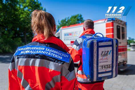 介绍德国Notfallsanitäter(急救护技师)培训的内容、时长、薪资、日常工作、入门条件与职业发展路径,为想在德国从事紧急救护工作的应届生与转行者提供实用指引和求职建议
