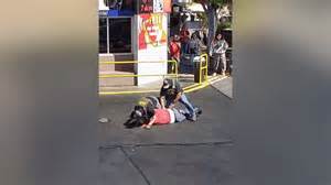 一位在洛杉矶经营洗车店的79岁美籍伊朗裔店主在移民执法突袭中受伤并对联邦政府提出5000万美元赔偿请求。本文梳理案件经过、法律依据和可能走向,同时分析该类事件对社区信任、执法规范与移民政策的潜在影响,并为类似事件当事人提供证据保全与维权参考。
