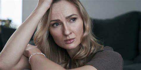 面对丧偶后的生活挑战,尤其在抚养子女和管理退休资产方面,如何合理规划财务,实现家庭稳定和未来安全,是许多中年单亲家庭关注的重点。本文探讨了基于退休账户资产的理财策略、子女教育规划和心理调适,助您走出困境,拥抱更安心的生活。
