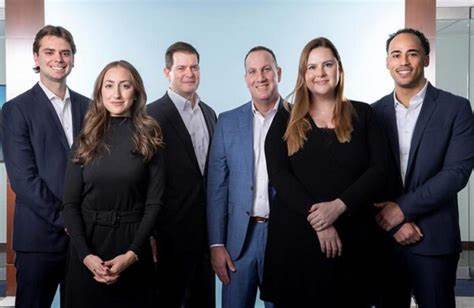 解读RBC Wealth Management从J.P. Morgan挖走管理约10亿美元资产的顾问背后的行业背景、对客户与机构的影响以及顾问在转换过程中的关键注意事项和合规要点
