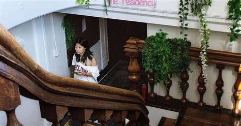 探讨一批才华横溢的年轻人工智能创业者如何涌入旧金山,改变这座城市的科技生态与未来发展,揭示青年力量在AI时代的崛起和创新潜力。
