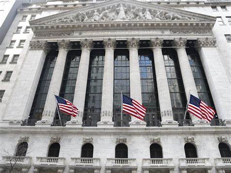 美股持续刷新纪录,道琼斯指数、标准普尔500指数和纳斯达克综合指数三大指数连续第三天创下历史新高。英伟达因与OpenAI达成百亿美元投资协议股价飙升,推动科技板块带动市场活力。黄金价格同样创下历史新高,投资者关注美联储未来的利率政策及相关宏观经济数据。
