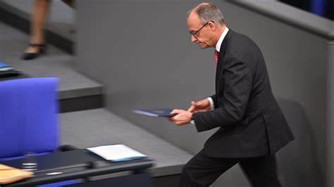 德国总理弗里德里希·默茨站在改革的前沿,面对国内外复杂挑战,致力于推动深刻变革。本篇深入探讨默茨的政治风格、改革思路及其对德国未来的影响。
