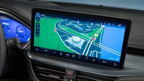 探讨汽车厂商将基础车载导航功能改为付费订阅的现象,以福特为例分析对车主体验、二手车价值、隐私权与行业趋势的影响,并提供可行的短期与长期应对建议
