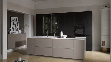 哈克厨房2025年秋季新品以"和谐艺术"为主题,融合自然色彩、耐用材料与创新设计,打造个性化且兼具实用性的厨房空间,展现功能性与美学的完美结合,推动现代厨房设计迈向全新高度。
