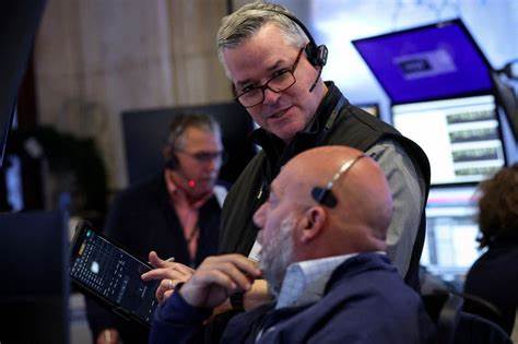 随着美联储主席鲍威尔对当前市场估值的谨慎态度表达,标普500和纳斯达克期货小幅上涨反映出投资者的复杂心理。本文深入探讨鲍威尔的言论如何影响市场波动,估值担忧以及未来利率政策预期。
