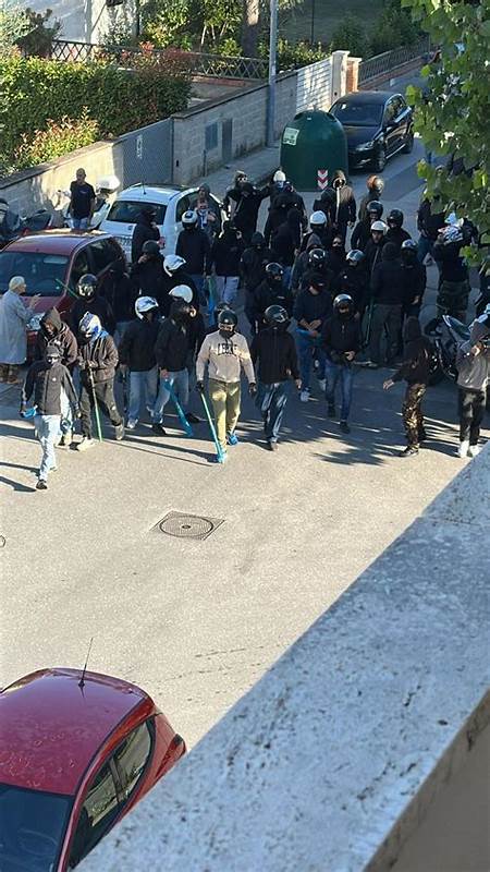 回顾比萨与佛罗伦萨德比前的高温对峙,分析极端球迷群体、门票争议与公共安全的关联,探讨俱乐部与执法机构可采取的预防与沟通策略,以平衡赛事热度与社会秩序要求。
