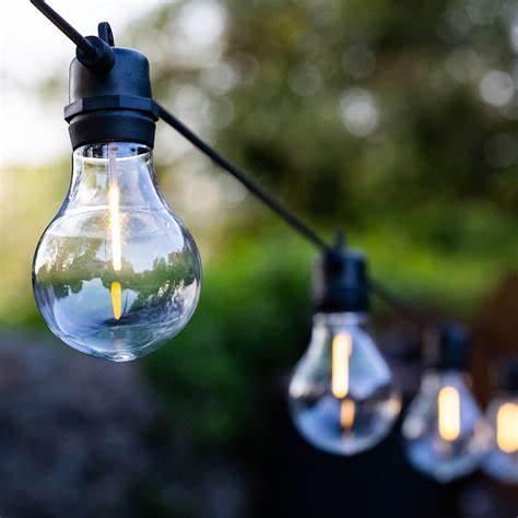 介绍太阳能串灯的工作原理、选购要点、安装和维护技巧以及创意布置建议,帮助消费者在节能、美观和实用之间做出最佳选择,适合家居花园和户外活动使用
