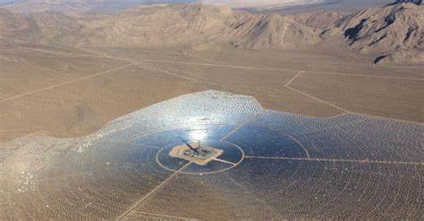 伊凡帕尔太阳能电站曾被寄予厚望,作为集中太阳能发电技术的先锋项目,然而因高成本、技术瓶颈及生态影响最终面临关闭。本文深入剖析伊凡帕尔项目的兴起、失败原因以及未来清洁能源投资的启示,为中国可持续能源转型提供借鉴。
