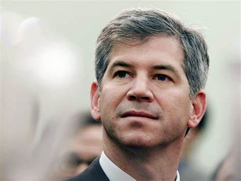 透过安然公司兴衰的关键节点,梳理其会计操作、公司文化与监管失灵的内在逻辑,并探讨为何在谴责与追责之外仍能产生一丝复杂的同情与理解
