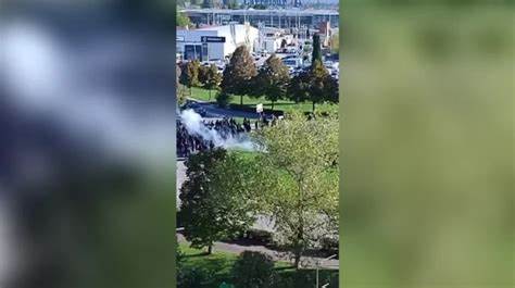 围绕Pisa-Fiorentina比赛中球迷使用棍棒与雨伞发生暴力冲突的报道与分析,探讨事件成因、影响、法律与安保对策,以及如何通过制度与文化建设减少类似悲剧重复出现
