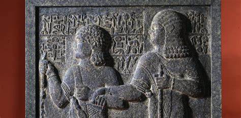 揭示印地语、希腊语与英语为何能够追溯到同一个古老祖语,介绍比较语言学的证据、重构方法、考古与基因学支持,以及这些语言共同遗产如何反映古代社会生活与迁徙格局。
