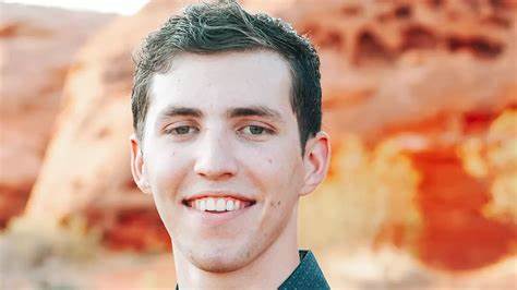 泰勒·罗宾逊被确认是2025年查理·柯克枪击案的主要嫌疑人。本文深入探讨事件经过、嫌疑人的个人背景、案件影响及涉事各方的回应,详尽解读这起引发全国关注的政治暴力事件背后的复杂因素。
