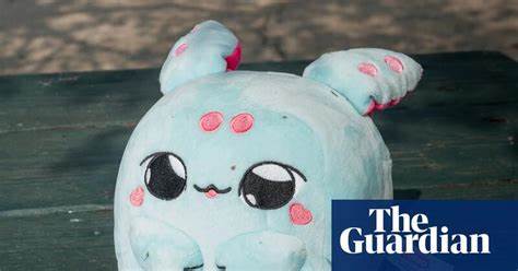 随着人工智能技术逐渐融入儿童玩具市场,家长们开始关注这些智能产品对孩子心理与发展的深远影响。本文深入探讨了一个家庭与AI玩具共度一周的经历,从亲子互动到数据隐私,再到潜在的情感依赖,揭示了AI玩具带来的诸多问题与思考,为家长和社会提供了重要参考。
