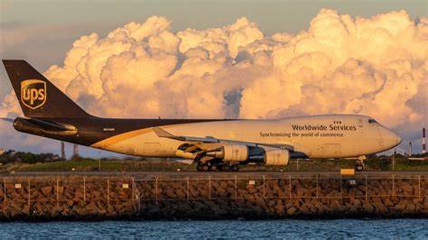 随着美国市场需求减弱,UPS加大了亚太区域的航空运力投入,优化物流网络和航线,提升运输效率,满足区域内贸易和跨境电商蓬勃发展的需求,推动区域供应链升级与商业活力增长。本文深入解析UPS在亚太市场的策略调整及其对全球物流格局的影响。
