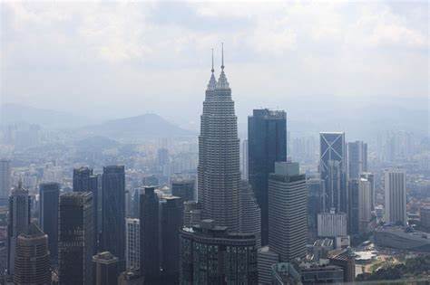 随着全球数字经济迅速发展,马来西亚作为东南亚数据中心建设的重要基地,正通过严格的政策调整限制数据中心的快速扩张。这一举措旨在应对能源和水资源的瓶颈,同时在地缘政治背景下对中国企业进入高性能人工智能芯片市场构成挑战,带来了复杂的影响与深远的战略意义。
