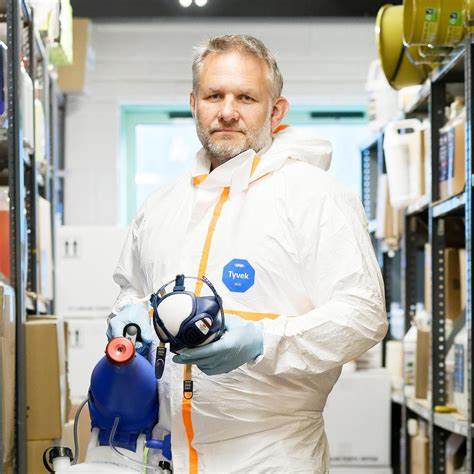 英国极限清洁行业的传奇人物本·贾尔斯,凭借25年的丰富经验,解读极端清洁背后的技巧、心态与生活智慧。深入了解他如何面对各种极其恶劣的清理环境,以及他在职业和个人生活中得到的宝贵启示。
