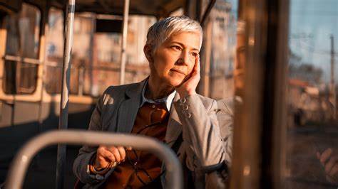 探讨在短期资金紧张的情况下,合理延迟领取社会保障的多种可行替代方案与风险权衡,涵盖储蓄动用、兼职收入、房屋净值工具、退休账户策略、政府与社区援助、税务与保险影响,以及如何做出基于个人寿命预期与财务目标的最优决定。
