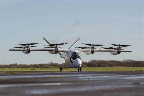 Vertical Aerospace以显著低于同行的成本推进电动垂直起降飞机认证进程,展现出独特的市场竞争优势,但投资者对此反应冷淡,背后原因值得探讨。本文深入分析Vertical Aerospace的资金使用策略、行业背景及投资者态度,为理解电动航空市场提供全景视角。
