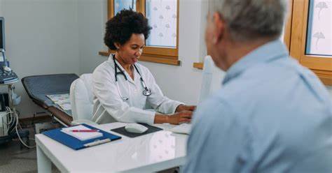 随着美国健康保险费用迎来15年来最大幅度的上涨,越来越多的家庭和个人面临财政压力。本文深入分析健康保险费用飙升的原因,并分享三种实用有效的应对方法,帮助大众在高昂费用面前保持经济安全和健康保障。
