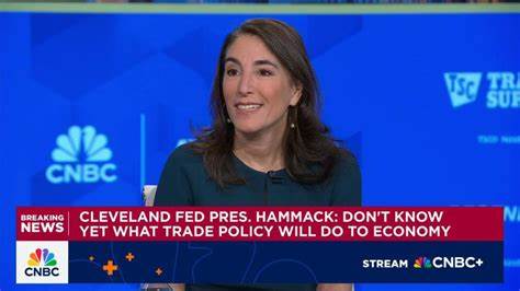 克利夫兰联储行长贝丝·哈马克在CNBC节目中对当前美国通胀形势、货币政策抉择与就业市场发表看法。本文梳理她的核心观点,解读数据含义,分析对金融市场和普通消费者的影响,并列出未来投资者和决策者应重点关注的信号与时间表。
